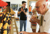 Khách quốc tế thích mua nước mắm truyền thống Phú Quốc